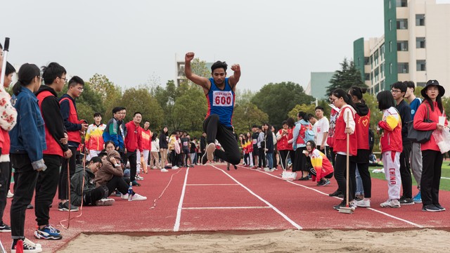 如何在茫茫人海中找到以前的老同学？